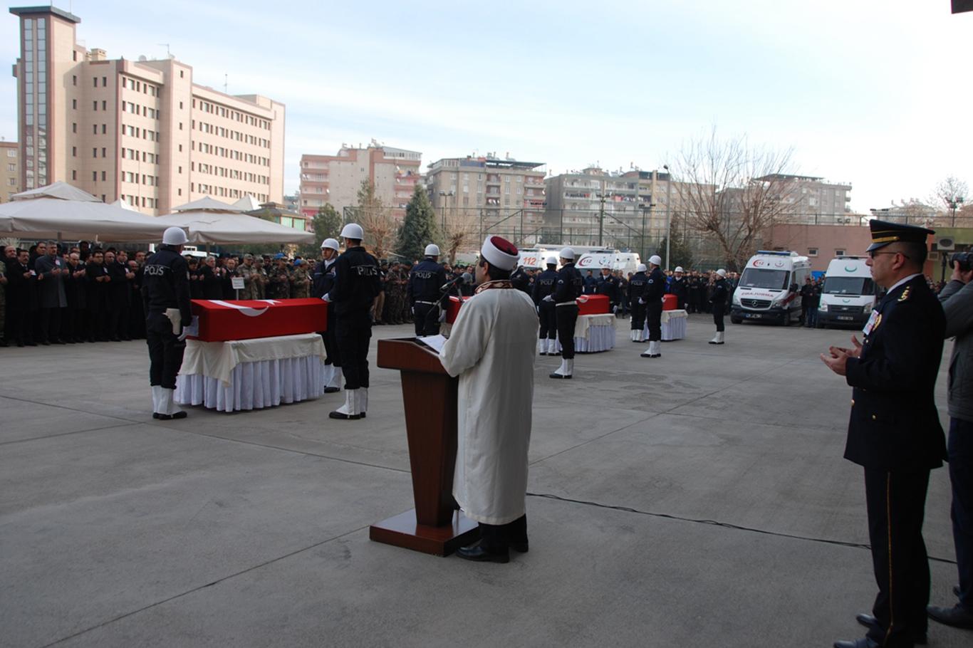 Saldırıda hayatını kaybeden polisler için tören düzenlendi